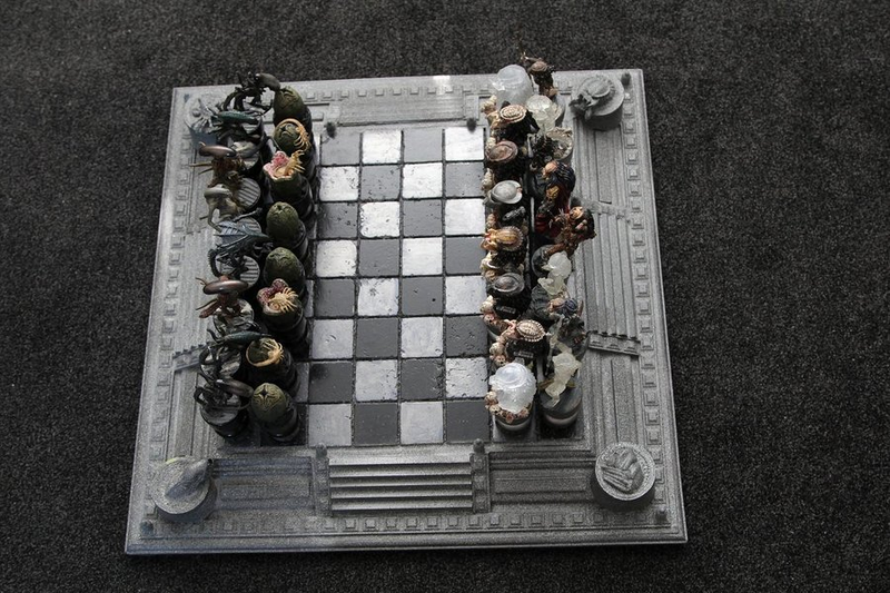Illustration for article titled This Alien versus Predator chessboard was built for chessboxing
